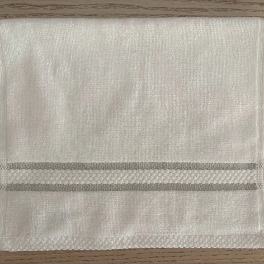 NWT Avanti Cream Finger Tip Towels w/ Bird Design. 3 come with this set.